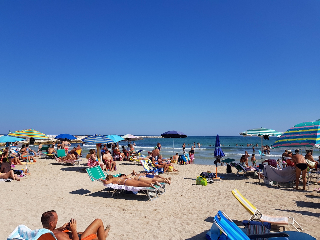 Spiaggia libera "Canalone" - Bari, (Bari), Puglia